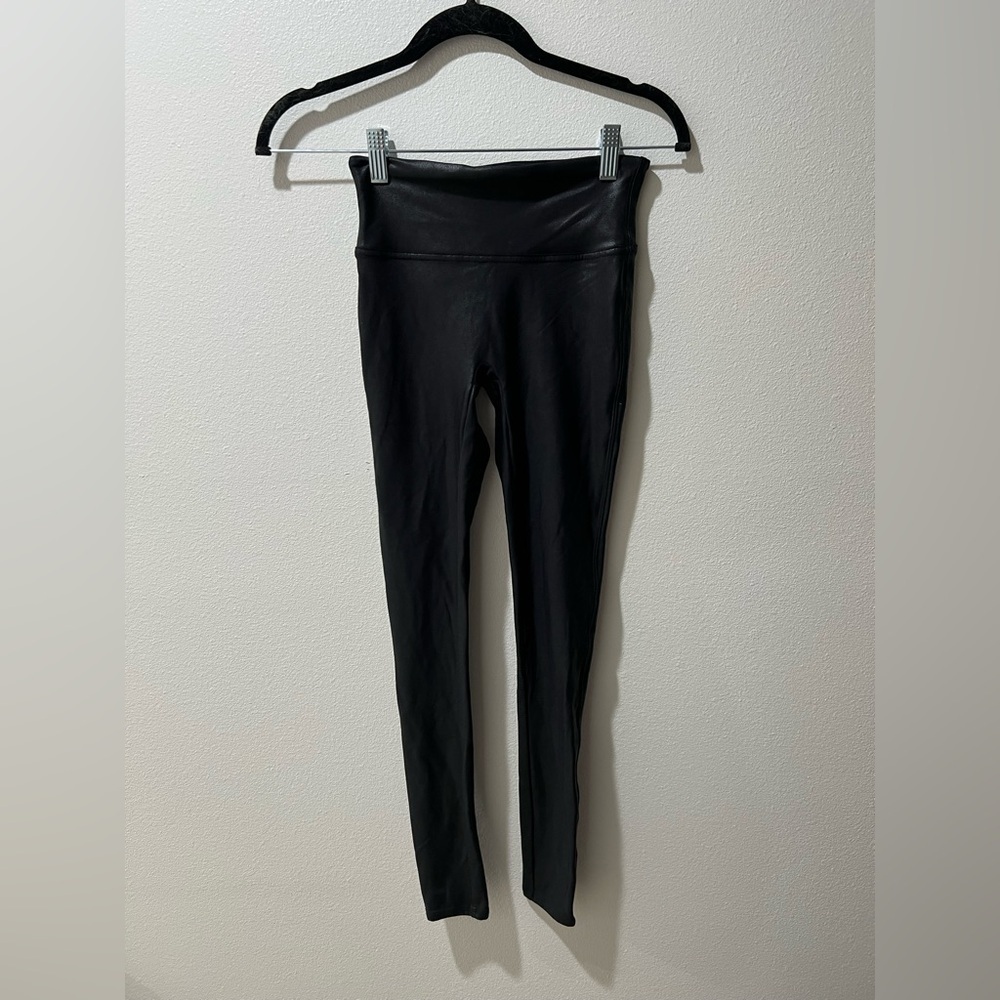 Spanx textured leggings, size XS, EUC, faux leather, form-fitting, black